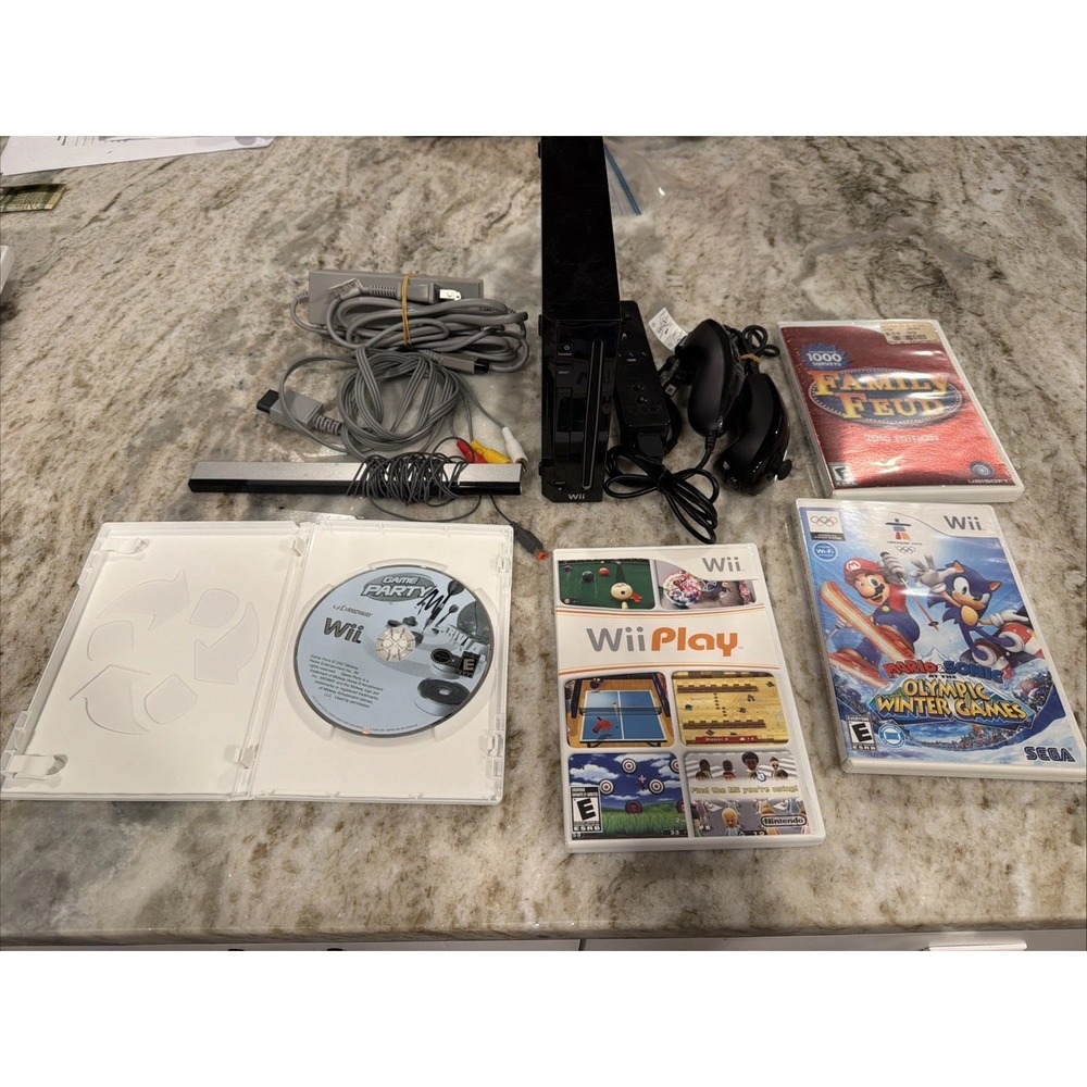 Nintendo Wii RVL-001 Black Console Bundle 4 Games 2 Nunchucks JPN Model